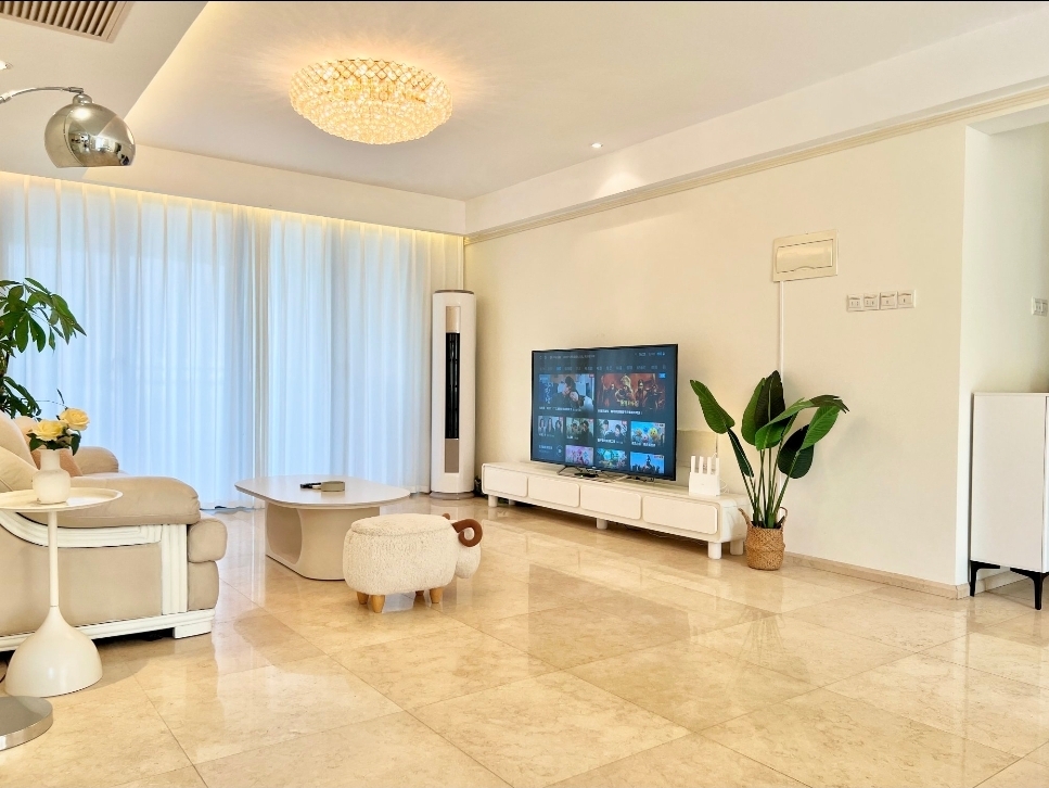 DADONGHAI | 158m² Oceanview Three-Bedroom — Light Luxury Cream Style Living in Sanya