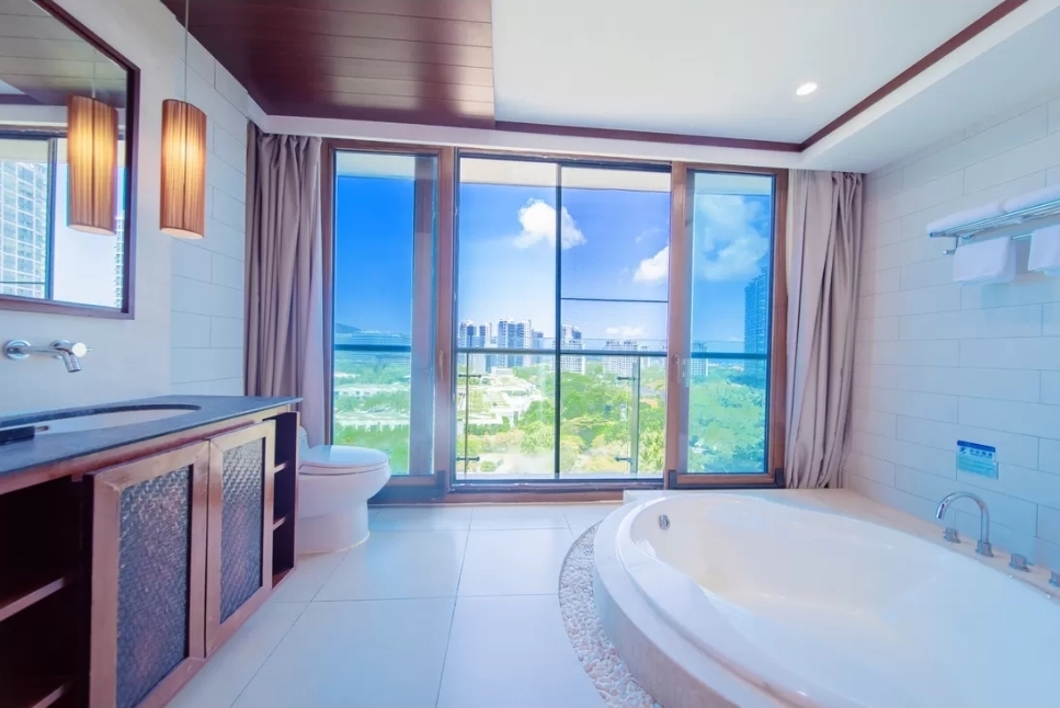 DADONGHAI | 170m² Three-Bedroom with 180° Oceanview Balcony — Seaside Serenity in Sanya